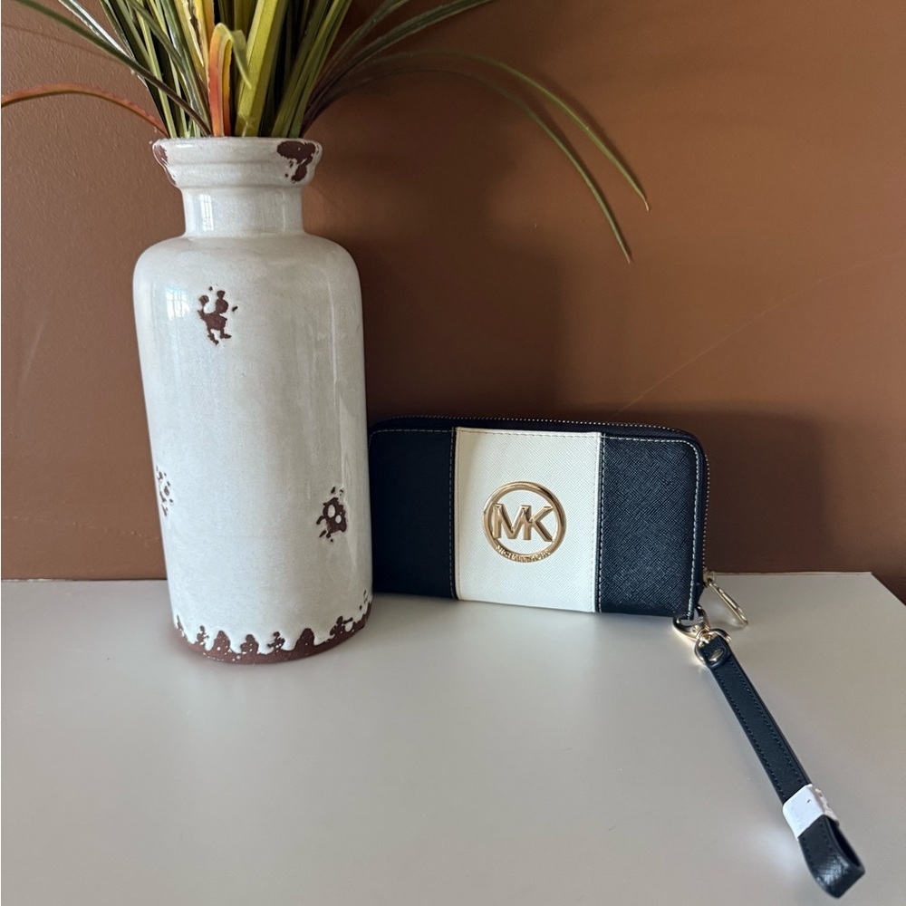 Michael Kors Jet Set Travel Center Stripe Wallet/Wristlet– Classic & Functional!